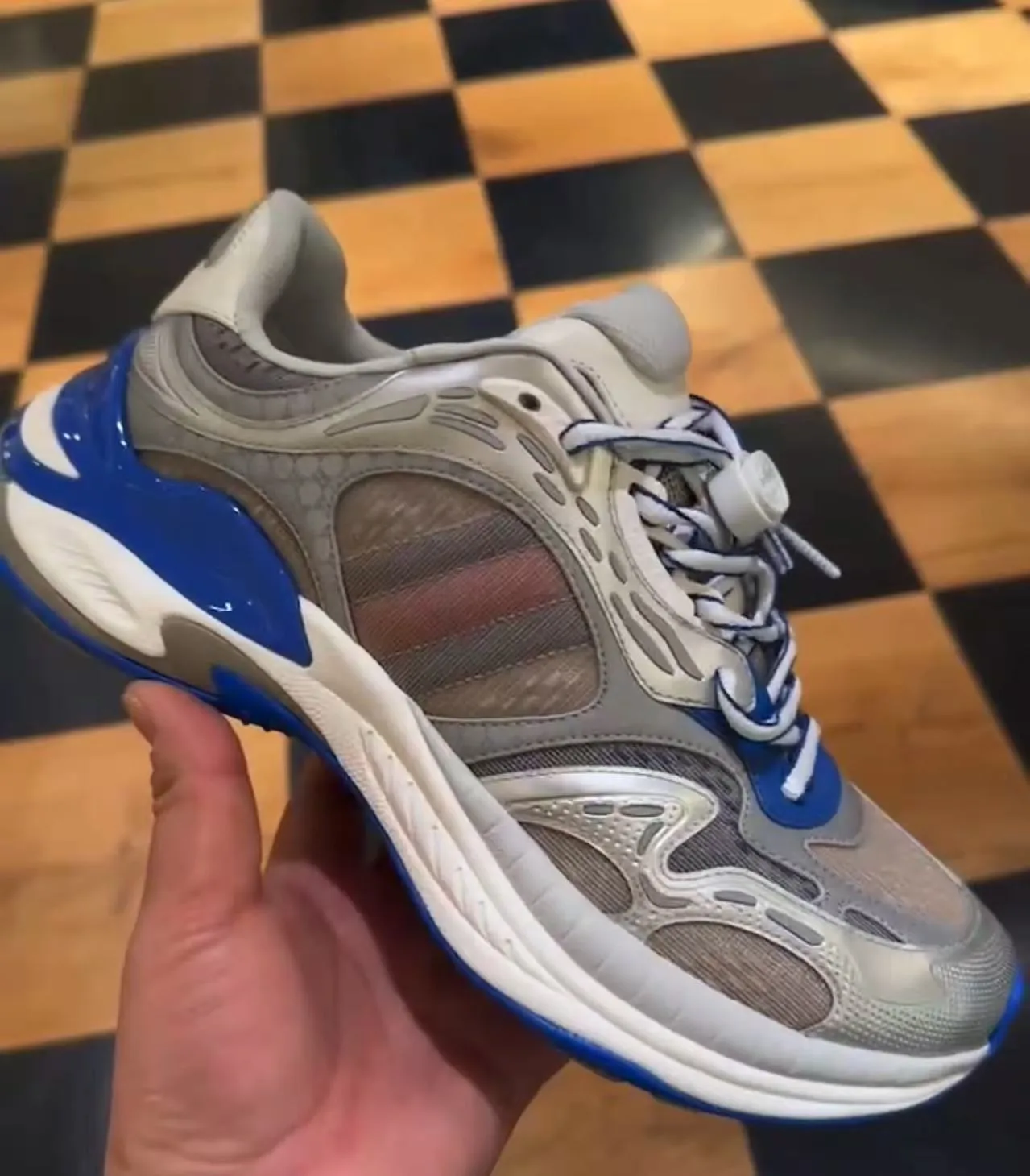 [G Home] P:920💰 Men’s size comes out first Size: 39-45 (45 customized) 2025Gucci series 2.0 sports shoes are made with heavy investment❤️‍🔥❤️‍🔥❤️‍🔥Renewed interpretation of the brand's iconic striped webbing elements😍😍When retro genes collide with futuristic design🎊🎊This new pair of Gucci shoes directly reaches the trend threshold💥 ✔️Color combination of caron contrast + classic stripes, GG reflective piping, visual impact, and comes with a high-light filter for street use ✔️ The structure is made of multi-layer splicing of different materials, mesh is breathable, leather is shaped, and the outsole is made of EVA foam and TPU. 😍😍😍Fashion and practicality are both online ✔️ Detailed double G midsole + iconic double G lock shoelaces, retro DNA is crazy and restless, and every step is based on the trendy aesthetic ❤️❤️❤��❤️
